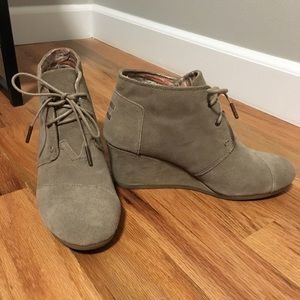 Toms lace up Desert booties size 9.5